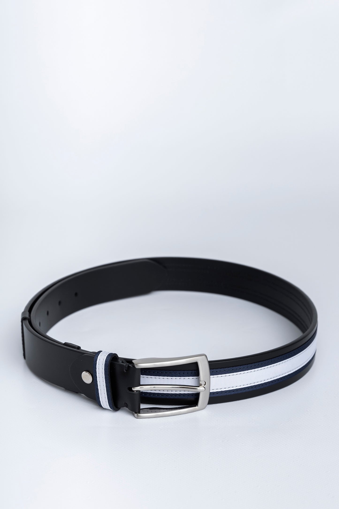 Classic White on Navy Blue, svart läderbälte