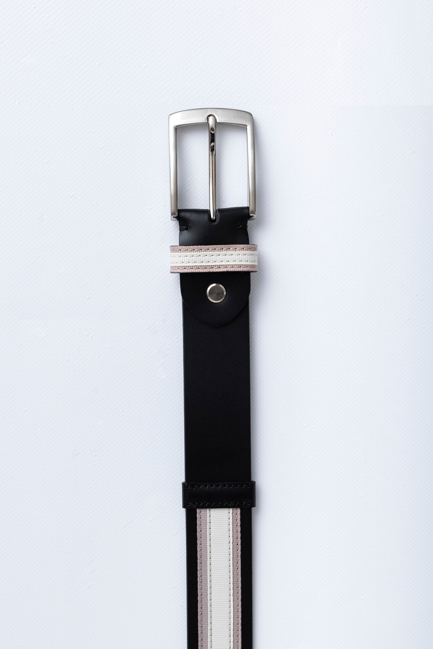 Ivory on Smokey Tapue, svart läderbälte